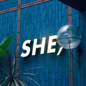 She, Hotel Osaka
